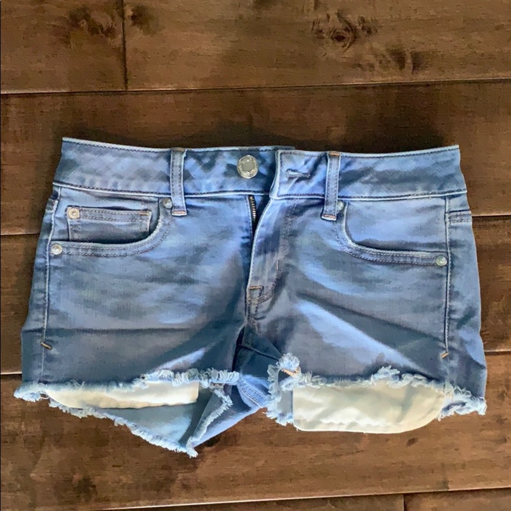 AMERICAN EAGLE SHORTIE LIGHT WASH JEAN SHORTS